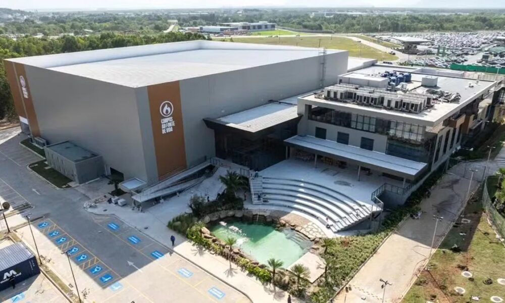 Igreja inaugura megatemplo com lago para batismos, cafeteria e restaurante